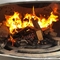 Ελασματοποιημένο εν ψυχρώ ξύλινο κάψιμο εστιών χάλυβα κρεμασμένο από το ταβάνι με την πραγματική φλόγα